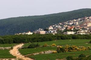 paisaje en un pequeño pueblo en el norte de israel. foto