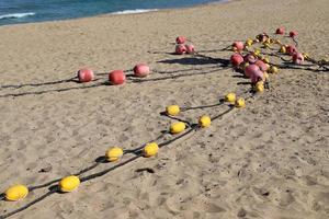 cuerda de cáñamo con boyas en la playa de la ciudad foto