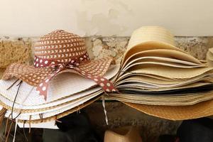 un sombrero de mujer se vende en una tienda en israel. foto