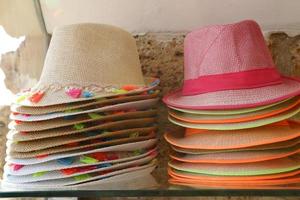 un sombrero de mujer se vende en una tienda en israel. foto