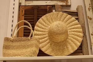 un sombrero de mujer se vende en una tienda en israel. foto