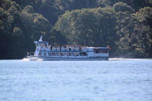 windermere en el reino unido en 2022. una vista de los barcos en el lago windermere foto