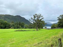 una vista del lago ullswater en el distrito de los lagos foto