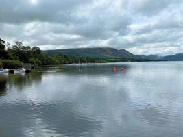 una vista del lago ullswater en el distrito de los lagos foto