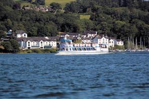 windermere en el reino unido en 2022. una vista de los barcos en el lago windermere foto