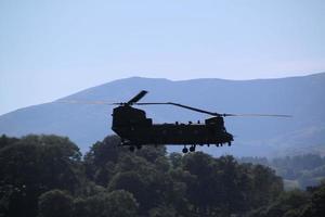 windermere en el reino unido en 2022. un helicóptero sobrevolando el lago windermere foto