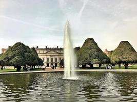 londres en el reino unido en 2019. una vista del palacio de hampton court foto