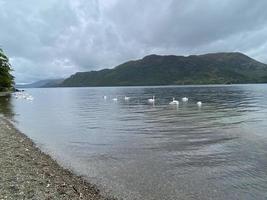 una vista del lago ullswater en el distrito de los lagos foto