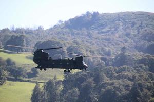 windermere en el reino unido en 2022. un helicóptero sobrevolando el lago windermere foto