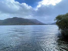 una vista del lago ullswater en el distrito de los lagos foto