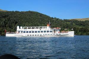 windermere en el reino unido en 2022. una vista de los barcos en el lago windermere foto