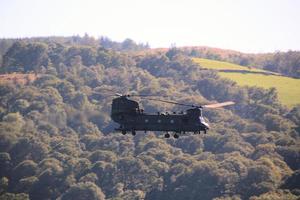 windermere en el reino unido en 2022. un helicóptero sobrevolando el lago windermere foto