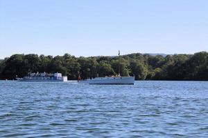 una vista del lago windermere bajo el sol de verano foto