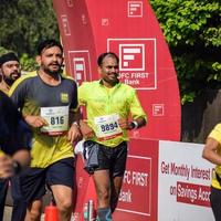 nueva delhi, india - 16 de octubre de 2022 - carrera de media maratón de vedanta delhi después de covid en la que los participantes del maratón están a punto de cruzar la línea de meta, media maratón de delhi 2022 foto