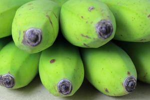 manojo de plátano bebé aislado sobre fondo blanco. colección de frutas de plátano verde sobre fondo blanco foto