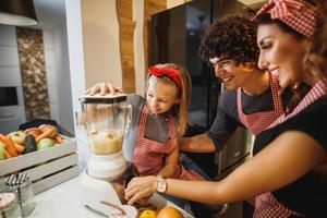 una comida cocinada por toda la familia sabe mejor foto