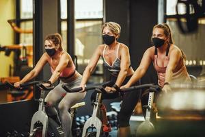 hacer ejercicio en el gimnasio después de la pandemia foto