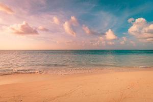 hermosa playa del amanecer. olas exóticas y dramáticas en la arena, superficie del mar. primer plano tropical mediterráneo sueño puesta de sol cielo. pacífico tranquilo relajarse verano nubes coloridas. meditación de energía positiva