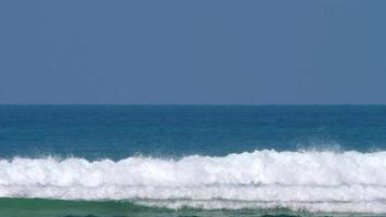 blå hav vågor rulla på de Strand. avkopplande se av de blå hav, böljande vågor och skum video