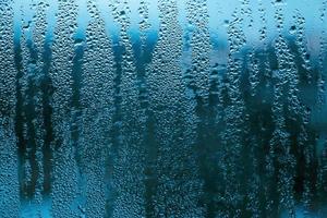 textura de vidrio empañado en otoño. gotas de agua en la ventana foto