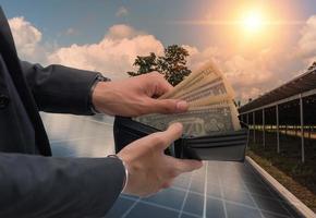 concepto de ahorrar dinero si se usa energía solar. foto