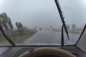 imagen borrosa de gotas de lluvia en el parabrisas. foto