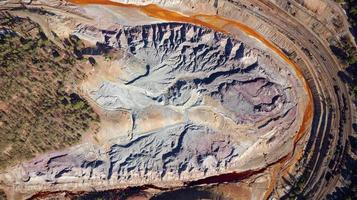 vista aérea de drones de la actividad minera en minas de riotinto en españa. río contaminado, color naranja del agua. paisaje de apocalipsis. extractivismo pueblo minero en andalucia. destrucción de la tierra. ruptura. foto