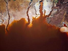 vista aérea de drones de la actividad minera en minas de riotinto en españa. lago contaminado, color rojo del agua. paisaje de apocalipsis. extractivismo pueblo minero en andalucia. destrucción de la tierra. ruptura. foto