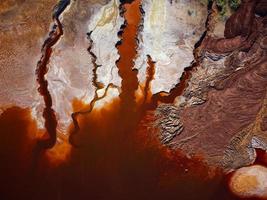 vista aérea de drones de la actividad minera en minas de riotinto en españa. lago contaminado, color rojo del agua. paisaje de apocalipsis. extractivismo pueblo minero en andalucia. destrucción de la tierra. ruptura. foto