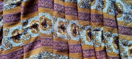 el motivo de la tela batik que se ve armonioso y adecuado foto