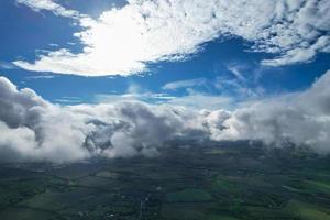 nubes dramáticas en movimiento sobre la ciudad británica de inglaterra gran bretaña del reino unido. material de archivo de ángulo alto foto