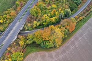 autopistas británicas, carreteras y autopistas que pasan por el campo, vista aérea con cámara de drones. foto