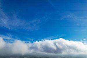 hermosa vista de las nubes sobre la ciudad británica foto