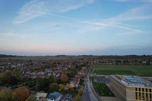 la mejor vista aérea de la ciudad de luton en inglaterra después del atardecer foto