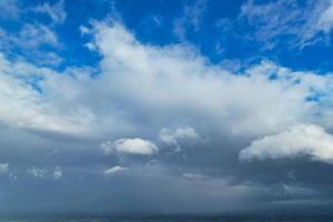 las nubes más hermosas que se mueven sobre la ciudad británica de inglaterra foto