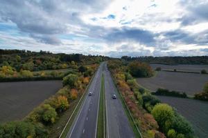 autopistas británicas, carreteras y autopistas que pasan por el campo de inglaterra. vista aérea con cámara de drone foto