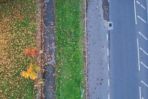 autopistas británicas, carreteras y autopistas que pasan por el campo de inglaterra. vista aérea con cámara de drone foto