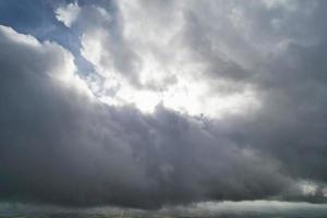 mejor vista de ángulo alto de nubes dramáticas sobre el cielo foto