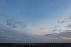 las nubes más hermosas que se mueven sobre la ciudad británica de inglaterra foto