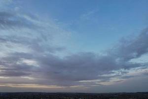 las nubes más hermosas que se mueven sobre la ciudad británica de inglaterra foto