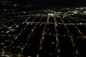 hermosa vista aérea de la ciudad británica y las carreteras por la noche. tomas de alto ángulo de drones de la ciudad británica iluminada foto