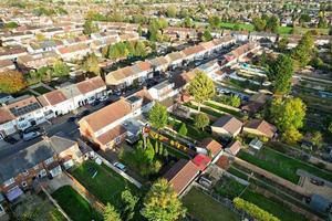 vista aérea de casas y casas residenciales británicas durante la puesta de sol foto