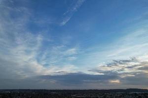 las nubes más hermosas que se mueven sobre la ciudad británica de inglaterra foto