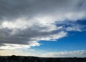 las nubes más hermosas que se mueven sobre la ciudad británica de inglaterra foto