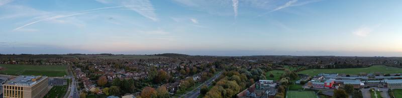 la mejor vista aérea de la ciudad de luton en inglaterra después del atardecer foto