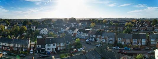 vista aérea de casas y casas residenciales británicas durante la puesta de sol foto