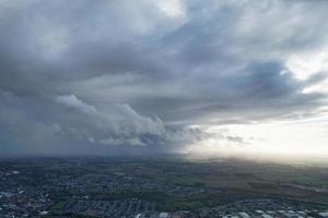 las nubes más hermosas que se mueven sobre la ciudad británica de inglaterra foto