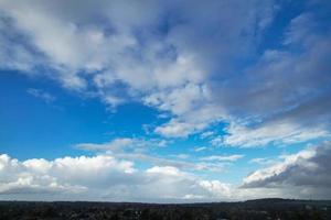 las nubes más hermosas que se mueven sobre la ciudad británica de inglaterra foto