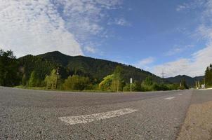 carretera asfaltada en el terreno montañoso por la mañana foto