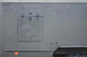 primer plano de un camión militar verde. tecnologías modernas de vehículos de transporte militar foto